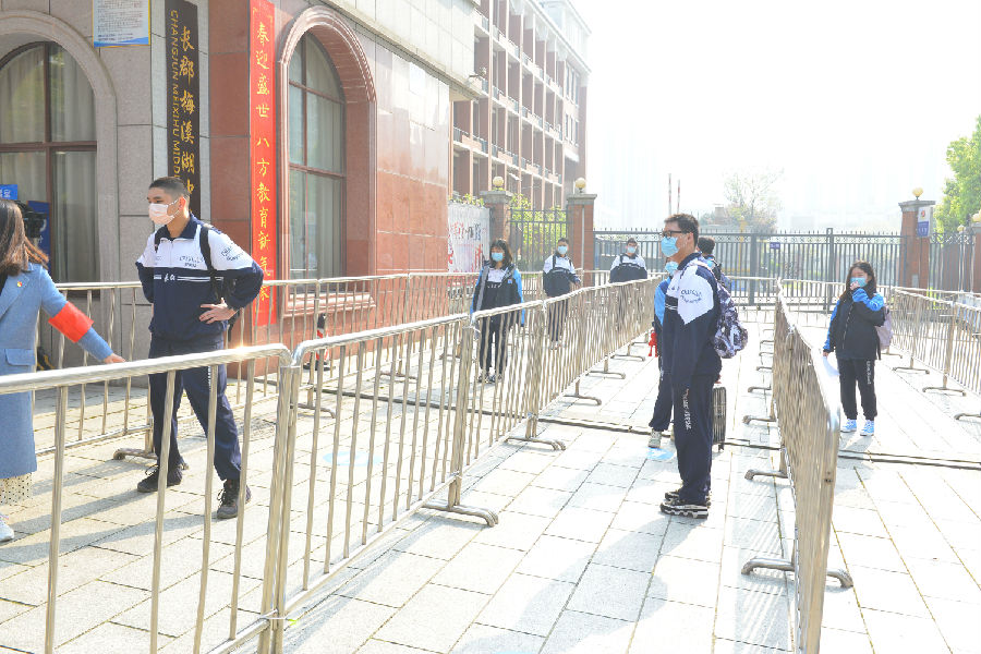 1.学生校外排队等候消毒和体温监测.jpg