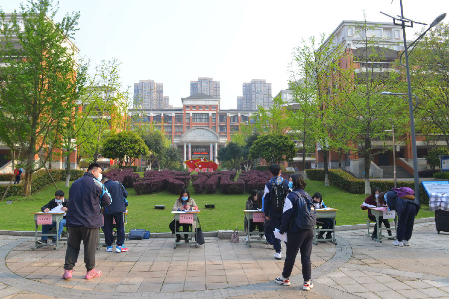 9.学生依次接受检查.jpg