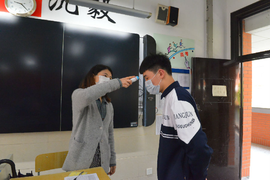 16.班主任在学生入班前进行二次体温监测.jpg