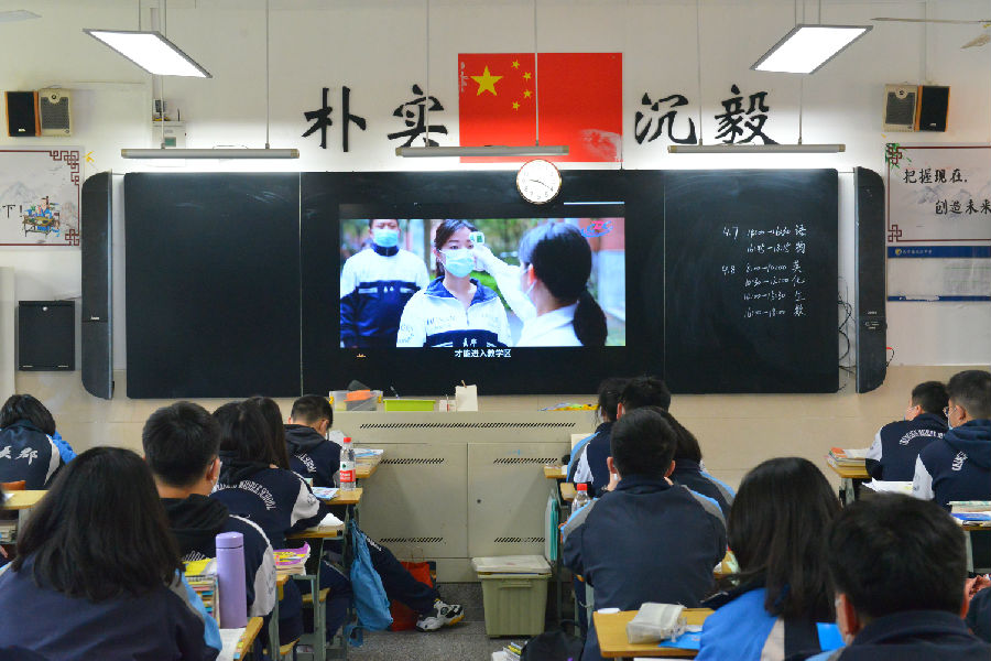 15.全班观看开学第一课视频及防疫知识视频.jpg