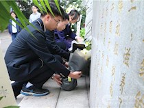 媒体报道│致敬革命先辈 传承红色基因——我校师生为红色纪念碑敬献花蓝