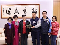 60届老校友周赐麟向母校捐赠PTL02突击炮模型