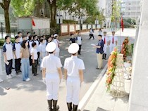 长郡中学师生在烈士纪念日为校园红色纪念碑敬献花篮